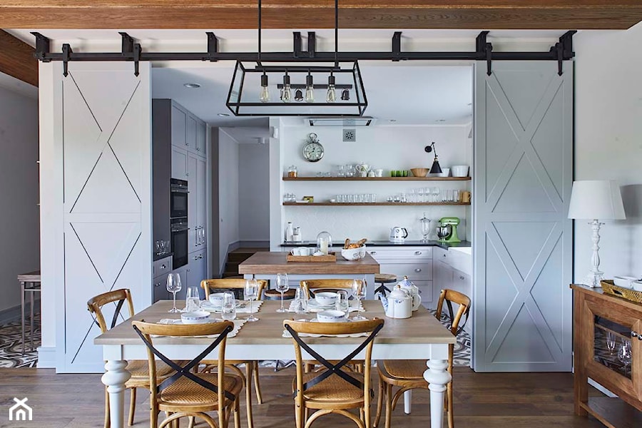 Dom na Mazurach - Średnia biała jadalnia w kuchni, styl rustykalny - zdjęcie od BBHome Design