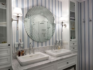 Apartament na Mazurach - Średnia z lustrem z dwoma umywalkami łazienka, styl nowoczesny - zdjęcie od BBHome Design
