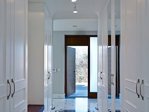 Dom jednorodzinny w Wilanowie - Średni biały szary z marmurem na podłodze hol / przedpokój, styl tradycyjny - zdjęcie od BBHome Design