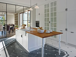 Dom jednorodzinny w Wilanowie - Duża otwarta biała szara z zabudowaną lodówką z nablatowym zlewozmywakiem kuchnia jednorzędowa z wyspą lub półwyspem, styl glamour - zdjęcie od BBHome Design