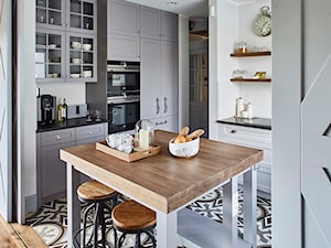 Dom na Mazurach - Mała biała jadalnia w kuchni, styl rustykalny - zdjęcie od BBHome Design