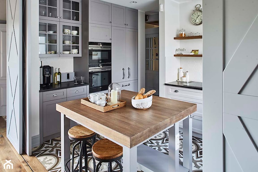 Dom na Mazurach - Mała biała jadalnia w kuchni, styl rustykalny - zdjęcie od BBHome Design
