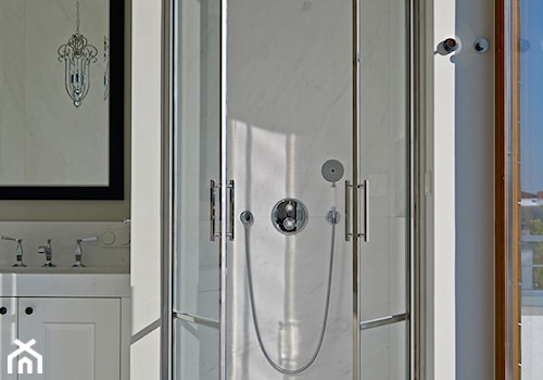 Dom jednorodzinny w Wilanowie - Mała z marmurową podłogą z punktowym oświetleniem łazienka z oknem, styl glamour - zdjęcie od BBHome Design