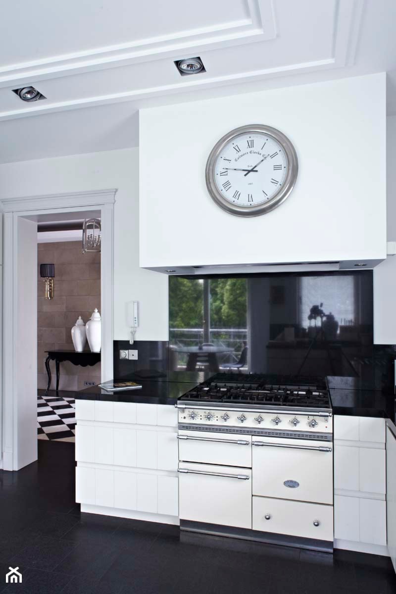 Dom w Wilanowie - Mała zamknięta z kamiennym blatem biała czarna z zabudowaną lodówką kuchnia w kształcie litery l, styl glamour - zdjęcie od BBHome Design