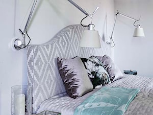 Dom na Mazurach - Mała biała sypialnia, styl tradycyjny - zdjęcie od BBHome Design