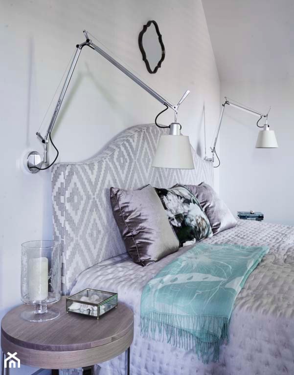 Dom na Mazurach - Mała biała sypialnia, styl tradycyjny - zdjęcie od BBHome Design