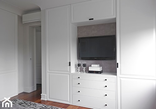 Apartament Morskie Oko - Mała biała sypialnia, styl glamour - zdjęcie od BBHome Design