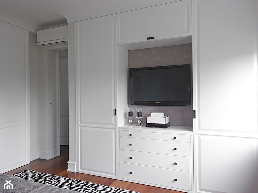 Apartament Morskie Oko - Mała biała sypialnia, styl glamour - zdjęcie od BBHome Design