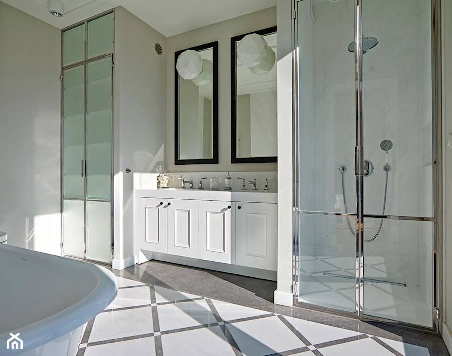 Dom jednorodzinny w Wilanowie - Średnia na poddaszu bez okna z lustrem z dwoma umywalkami łazienka, styl glamour - zdjęcie od BBHome Design