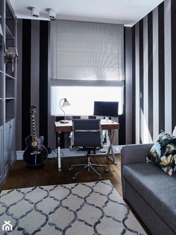 Dom na Mazurach - Średnie w osobnym pomieszczeniu z sofą szare biuro, styl tradycyjny - zdjęcie od BBHome Design