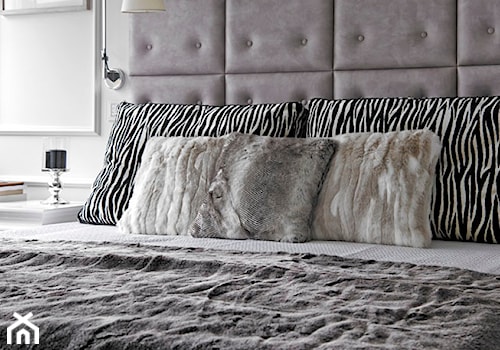 Apartament Morskie Oko - Mała szara sypialnia, styl glamour - zdjęcie od BBHome Design