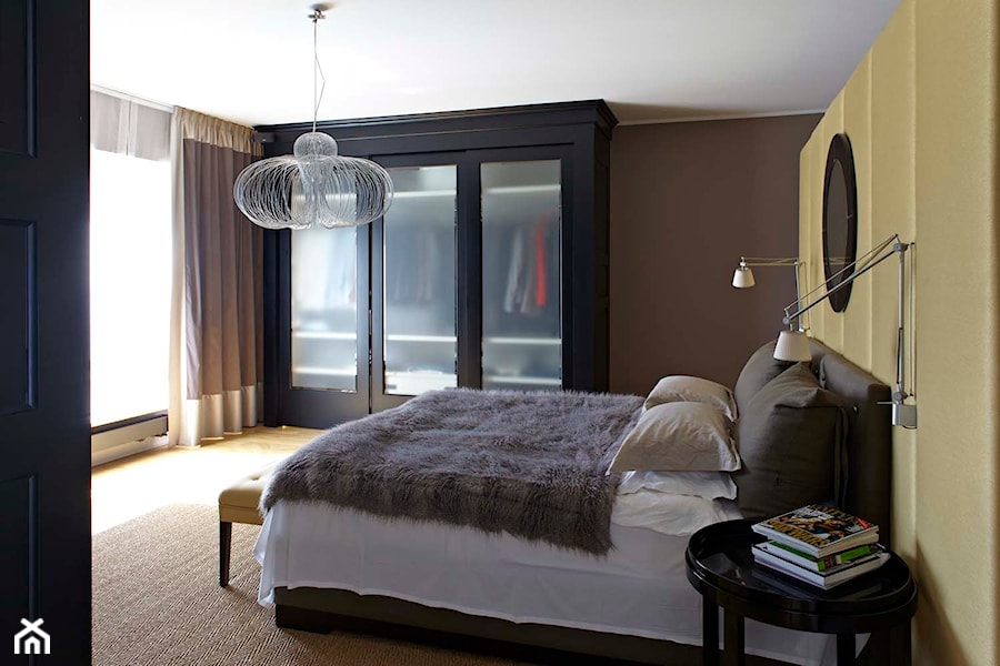 Dom w Wilanowie - Duża brązowa z panelami tapicerowanymi sypialnia, styl glamour - zdjęcie od BBHome Design