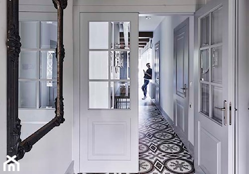 Dom na Mazurach - Średni biały hol / przedpokój, styl rustykalny - zdjęcie od BBHome Design