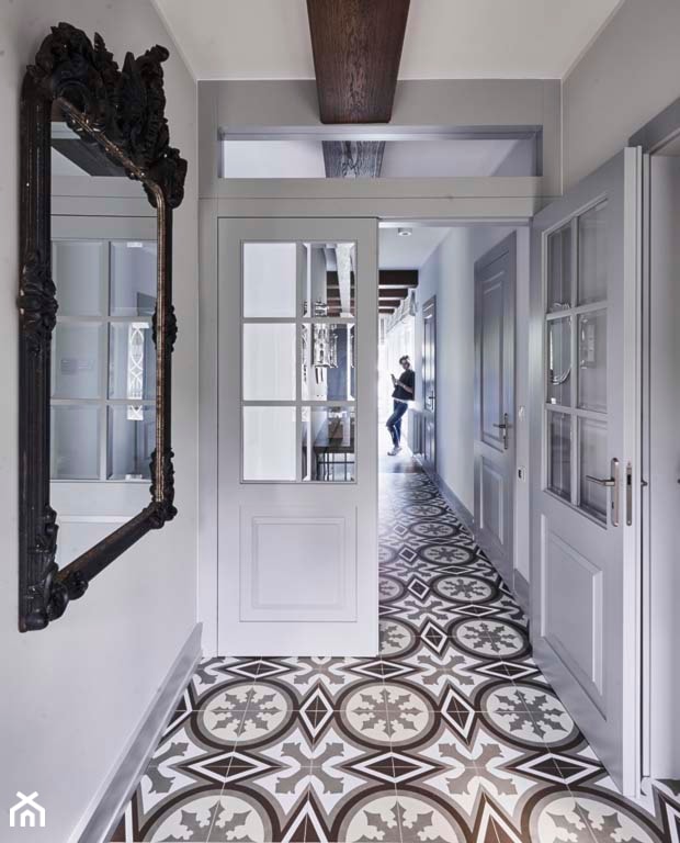 Dom na Mazurach - Średni biały hol / przedpokój, styl rustykalny - zdjęcie od BBHome Design