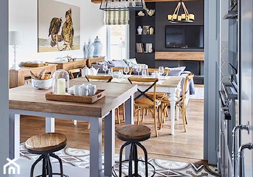 Dom na Mazurach - Średnia biała czarna jadalnia w salonie, styl rustykalny - zdjęcie od BBHome Design