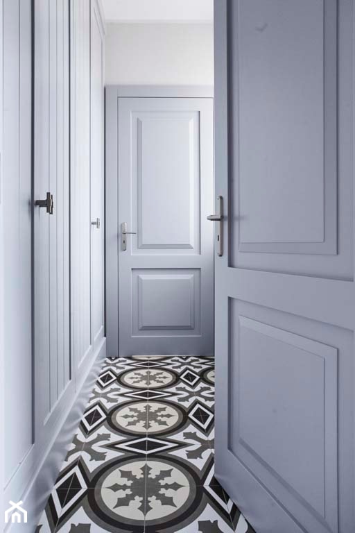 Dom na Mazurach - Mały biały hol / przedpokój, styl rustykalny - zdjęcie od BBHome Design