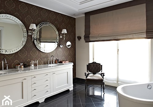 Dom w Wilanowie - Średnia na poddaszu z lustrem z dwoma umywalkami łazienka, styl glamour - zdjęcie od BBHome Design