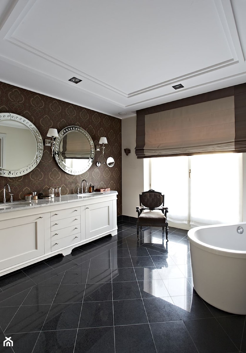 Dom w Wilanowie - Średnia na poddaszu z lustrem z dwoma umywalkami łazienka, styl glamour - zdjęcie od BBHome Design