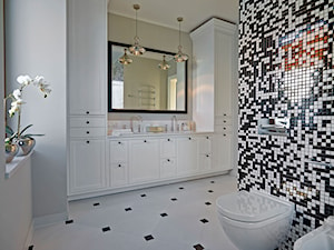 Dom jednorodzinny w Wilanowie - Średnia z dwoma umywalkami łazienka, styl glamour - zdjęcie od BBHome Design
