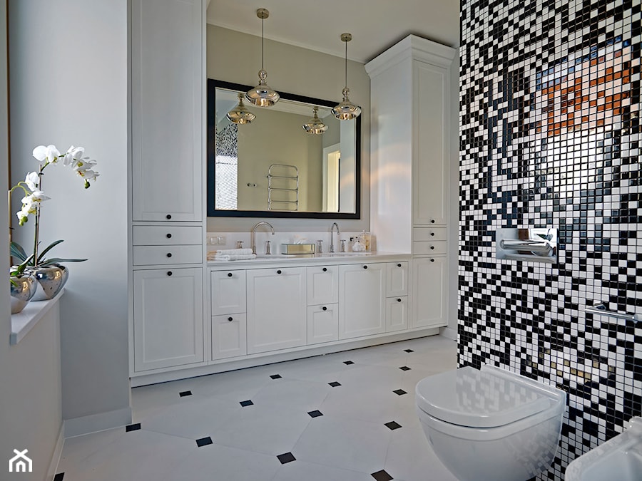 Dom jednorodzinny w Wilanowie - Średnia z dwoma umywalkami łazienka, styl glamour - zdjęcie od BBHome Design