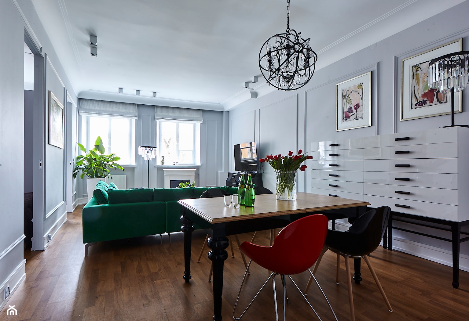 Mieszkanie na Starym Mieście - Średnia biała jadalnia w salonie, styl nowoczesny - zdjęcie od BBHome Design - Homebook