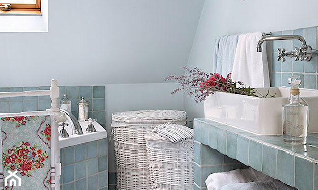 łazienka na poddaszu w stylu prowansalskim, błękitne ściany w łazience, wiklinowy kosz, błękitne płytki