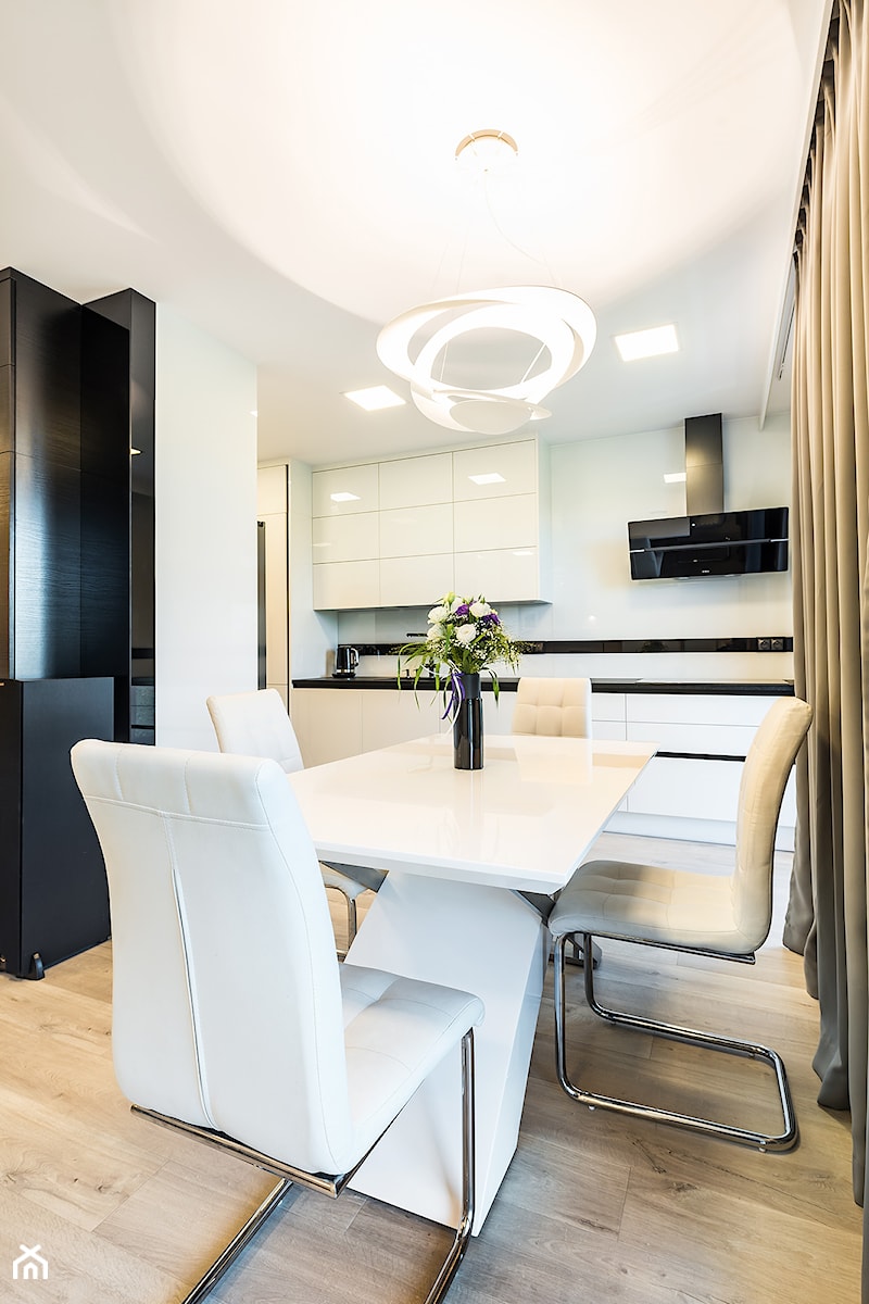 Sesja foto apartamentu prywatnego_Gdańsk - Średnia biała jadalnia w kuchni, styl minimalistyczny - zdjęcie od WITTWÓRNIA: Robert Witt