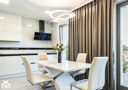 Sesja foto apartamentu prywatnego_Gdańsk - Średnia szara jadalnia w kuchni, styl minimalistyczny - zdjęcie od WITTWÓRNIA: Robert Witt