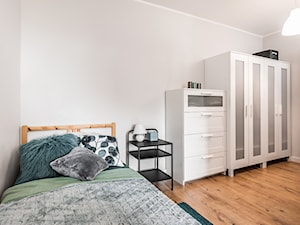 Sesja foto mieszkania inwestycyjnego na sprzedaż - Średnia szara sypialnia, styl skandynawski - zdjęcie od WITTWÓRNIA: Robert Witt