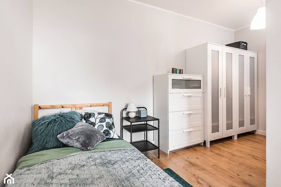 Sesja foto mieszkania inwestycyjnego na sprzedaż - Średnia szara sypialnia, styl skandynawski - zdjęcie od WITTWÓRNIA: Robert Witt