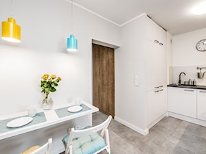 Sesja foto mieszkania inwestycyjnego na sprzedaż - Mała biała jadalnia w kuchni, styl skandynawski - zdjęcie od WITTWÓRNIA: Robert Witt