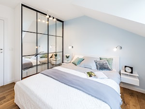 Sesja foto mieszkania na wynajem_Gdańsk Wrzeszcz - Średnia biała niebieska sypialnia na poddaszu, styl skandynawski - zdjęcie od WITTWÓRNIA: Robert Witt