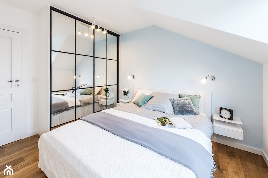 Sesja foto mieszkania na wynajem_Gdańsk Wrzeszcz - Średnia biała niebieska sypialnia na poddaszu, styl skandynawski - zdjęcie od WITTWÓRNIA: Robert Witt