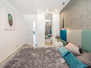 Sesja foto apartamentu na wynajem_Gdańsk - Mała biała sypialnia, styl nowoczesny - zdjęcie od WITTWÓRNIA: Robert Witt