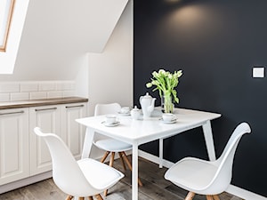 Sesja foto domu prywatnego_Pruszcz Gdański - Średnia biała czarna jadalnia jako osobne pomieszczenie, styl prowansalski - zdjęcie od WITTWÓRNIA: Robert Witt