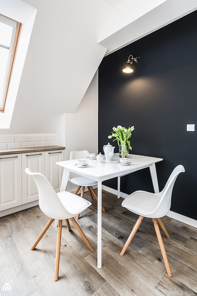 Sesja foto domu prywatnego_Pruszcz Gdański - Średnia biała czarna jadalnia jako osobne pomieszczenie, styl prowansalski - zdjęcie od WITTWÓRNIA: Robert Witt