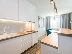 Sesja foto apartamentu na wynajem_Gdańsk - Średnia zamknięta biała z zabudowaną lodówką z nablatowym zlewozmywakiem kuchnia jednorzędowa z oknem, styl nowoczesny - zdjęcie od WITTWÓRNIA: Robert Witt