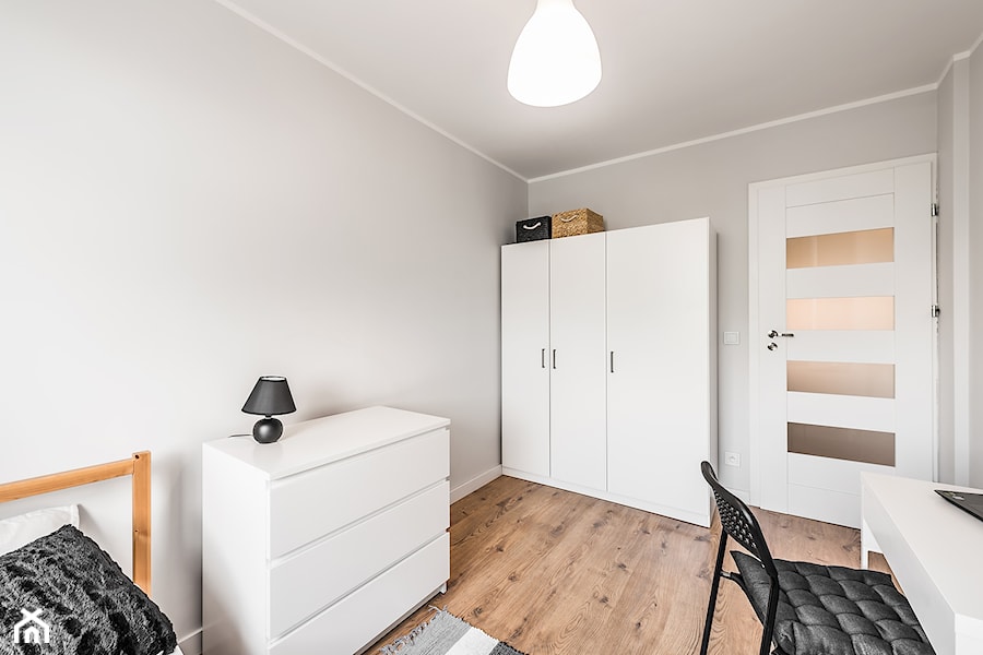Sesja foto mieszkania inwestycyjnego na sprzedaż - Średnia szara z biurkiem sypialnia, styl skandynawski - zdjęcie od WITTWÓRNIA: Robert Witt