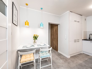 Sesja foto mieszkania inwestycyjnego na sprzedaż - Mała szara jadalnia w kuchni, styl skandynawski - zdjęcie od WITTWÓRNIA: Robert Witt