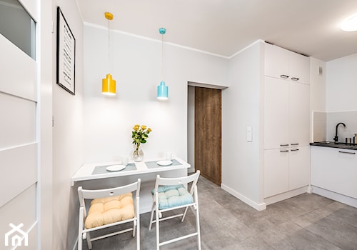 Sesja foto mieszkania inwestycyjnego na sprzedaż - Mała szara jadalnia w kuchni, styl skandynawski - zdjęcie od WITTWÓRNIA: Robert Witt