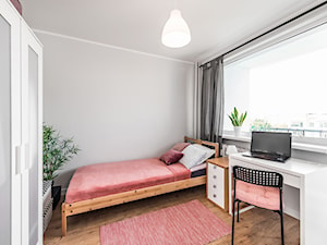 Sesja foto mieszkania inwestycyjnego na sprzedaż - Mała szara z biurkiem sypialnia, styl skandynawski - zdjęcie od WITTWÓRNIA: Robert Witt