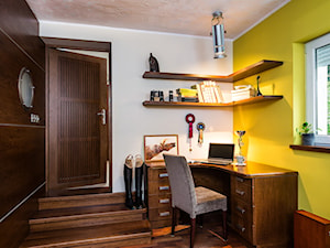 Sesja foto domu prywatnego_Gdynia - Biała żółta z biurkiem sypialnia, styl tradycyjny - zdjęcie od WITTWÓRNIA: Robert Witt