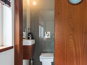 Sesja foto domu prywatnego_Gdynia - Mała bez okna z lustrem łazienka, styl minimalistyczny - zdjęcie od WITTWÓRNIA: Robert Witt