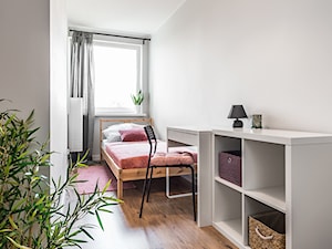 Sesja foto mieszkania inwestycyjnego na sprzedaż - Średnia biała z biurkiem sypialnia, styl skandynawski - zdjęcie od WITTWÓRNIA: Robert Witt