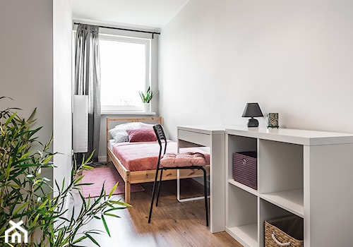 Sesja foto mieszkania inwestycyjnego na sprzedaż - Średnia biała z biurkiem sypialnia, styl skandynawski - zdjęcie od WITTWÓRNIA: Robert Witt