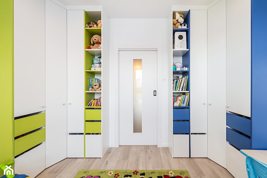 Sesja foto apartamentu prywatnego_Gdańsk - Mały biały pokój dziecka dla dziecka dla chłopca, styl nowoczesny - zdjęcie od WITTWÓRNIA: Robert Witt