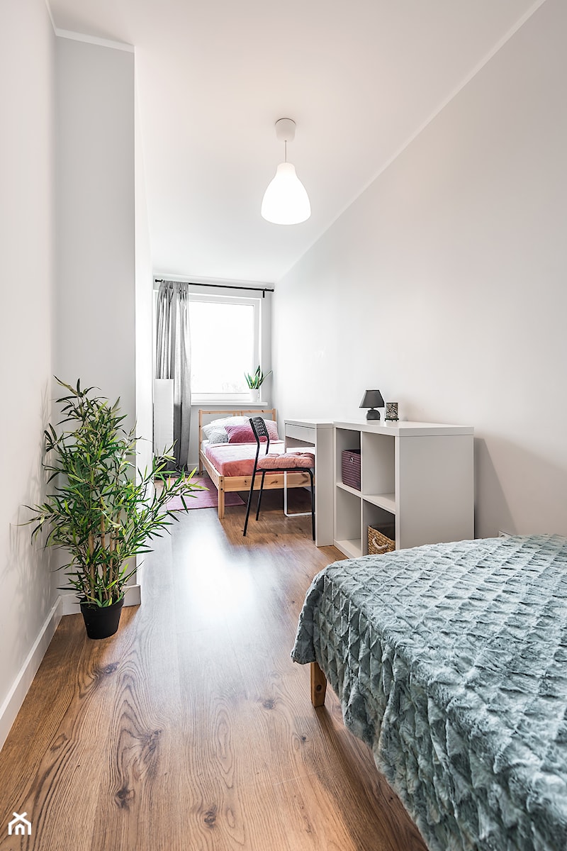 Sesja foto mieszkania inwestycyjnego na sprzedaż - Średnia szara z biurkiem sypialnia, styl skandynawski - zdjęcie od WITTWÓRNIA: Robert Witt
