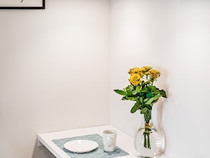 Sesja foto mieszkania inwestycyjnego na sprzedaż - Mała biała jadalnia jako osobne pomieszczenie, styl skandynawski - zdjęcie od WITTWÓRNIA: Robert Witt