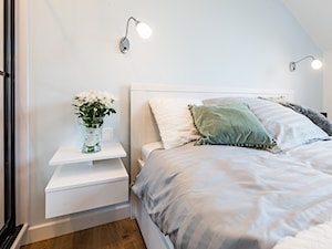 Sesja foto mieszkania na wynajem_Gdańsk Wrzeszcz - Mała biała niebieska sypialnia na poddaszu, styl skandynawski - zdjęcie od WITTWÓRNIA: Robert Witt