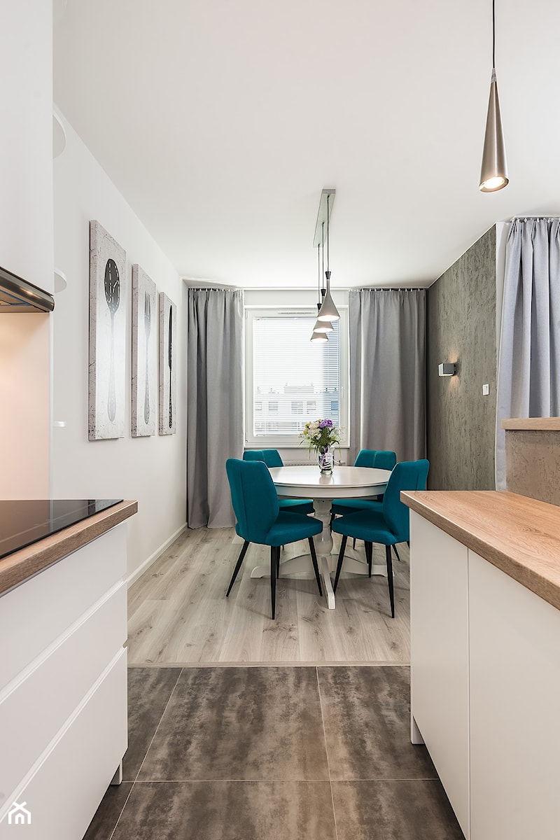 Sesja foto apartamentu na wynajem_Gdańsk - Mała biała jadalnia w kuchni, styl nowoczesny - zdjęcie od WITTWÓRNIA: Robert Witt